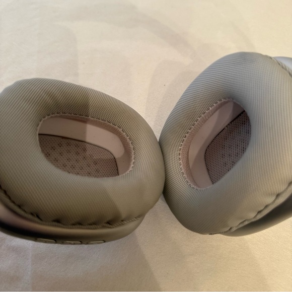 New without tags never used Sleek Over-Ear Headphones in Silver and White - Picture 9 of 9